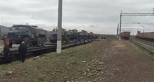 Техника российских миротворцев на железнодорожной станции в Геранбое. Кадр из видео https://t.me/caspianlive/15029