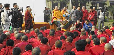 Его Святейшество Далай-лама, верховный лама Калмыкии Тэло Тулку Ринпоче и председатель буддийской общины «Ламрим» (Бурятия) Чойдоржи Будаев на встрече с монахами и паломниками из России и Монголии в Сарнатхе (Индия) взято с сайта: www.buddhisminkalmykia.ru Далай Лама