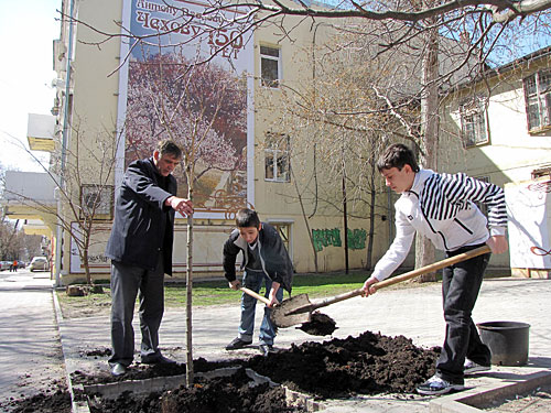 Ученики школы №49 и замглавы администрации Кировского района Ростова-на-Дону Михаил Шкутков. 7 апреля 2010 года. Фото "Кавказского Узла"