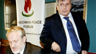 Ахмед Закаев и Дукваха Абдурахманов во время встречи в Осло (фото с сайта www.kavkazcenter.com)
