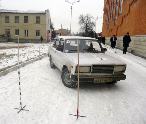Соревнованию по автомобильному многоборью. Экипаж проводит маневрирование на трассе. Северная Осетия, г. Беслан. 21 февраля 2011 г. Фото "Кавказского узла".