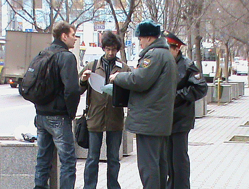 Пикет активистов "Другой России". Полицейские опрашивают организаторов акции Павла Нагибина и Григория Елизарова о цели мероприятия. Ростов-на-Дону. 5 апреля 2011 г. Фото "Кавказского узла"