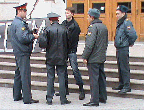 Пикет активистов "Другой России" в Ростове-на-Дону 5 апреля 2011 года. Полицейские просят организатора акции Григория Елизарова пройти с ними в отдел милиции. Фото "Кавказского узла"