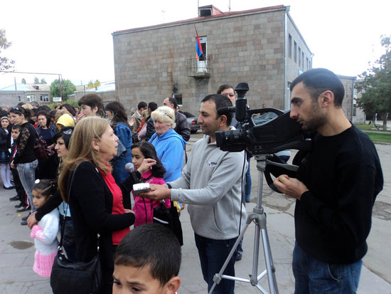 У Натальи берут интервью из Сисианского телевидения.