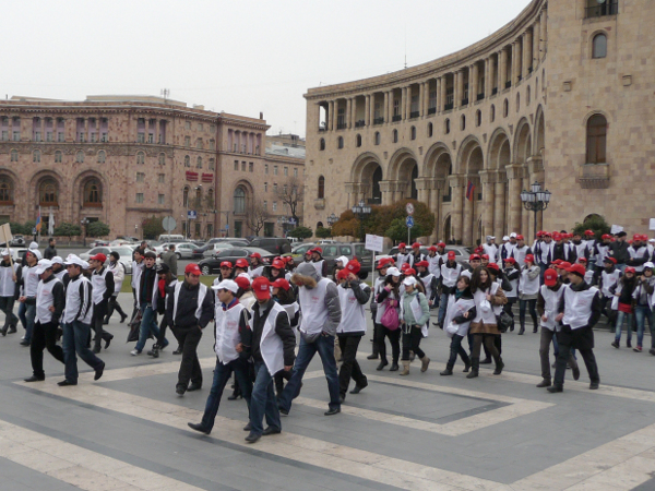 Участники акции  в поддержку и защиту армянского языка шествием проходят по Площади Республики. Ереван, Армения, 24 ноября 2011 г. Фото Армине Мартиросян для "Кавказского узла"