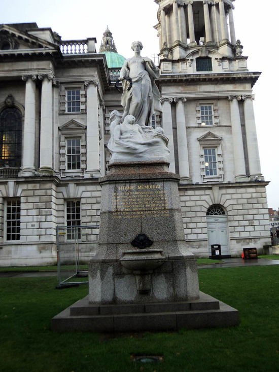 Мемориал  погибшим на Титанике, котрый был  построен в Белфасте