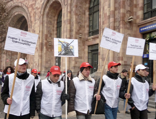 Участники флеш-моба, организованного движением "Миасин", прошлись по центральным улицам Еревана с призывом изменить условия в общественном транспорта. Ереван, Армения. 16 декабря 2011 г. Фото Армине Мартиросян для "Кавказского узла"