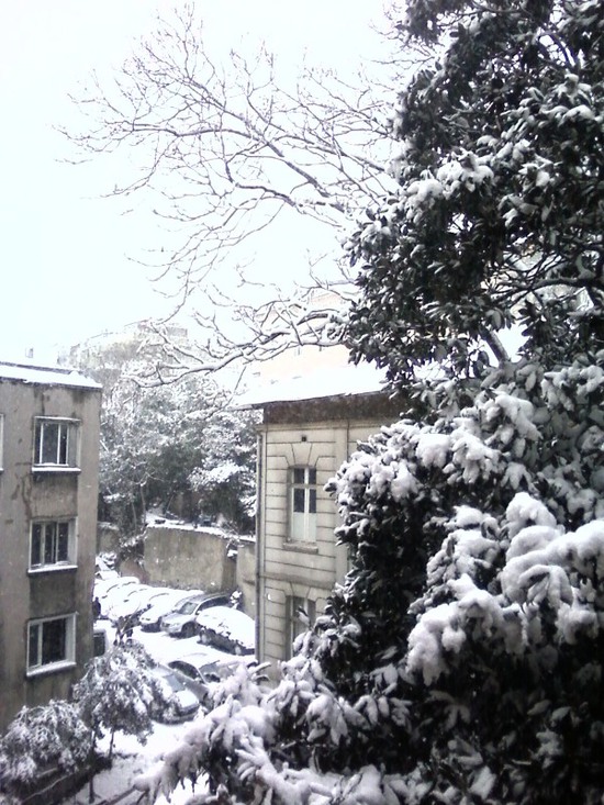Такую зиму стамбульцы давно не помнят. Вид с моего окна гостиничного номера.