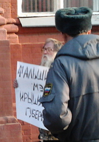 Борис Хайкин общается с сотрудниками полиции во время проведения одиночного пикета у здания администрации Астраханской области. Астрахань, 19 марта 2012 г. Фото Елены Гребенюк для "Кавказского узла"