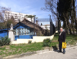 Дом на улице Виноградная оказался за забором ведомства ФСБ. Сочи, 4 апреля 2012 г. Фото Светланы Кравченко для "Кавказского узла"