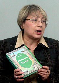 Директор ИМД Лейла Юнус с книгой Арифа Юнусова "Ислам в Азербайджане", вышедшей в 2004 г. Баку, 16 апреля 2012 г. Фото ИА "Туран"