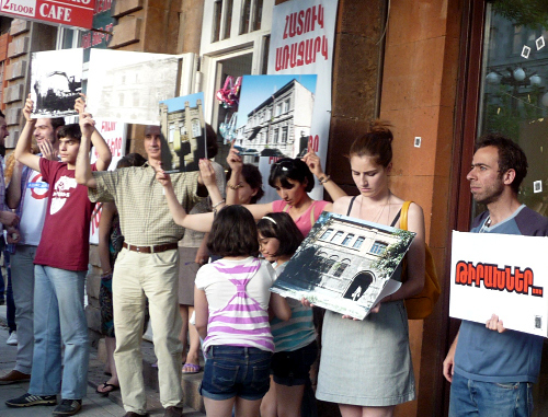 Активисты у памятника архитектуры по улице Арами, 30. Ереван, 14 июня 2012 г. Фото Армине Мартиросян для "Кавказского узла" Активисты у памятника архитектуры по улице Арами, 30. Ереван, 14 июня 2012 г. Фото Армине Мартиросян для "Кавказского узла"