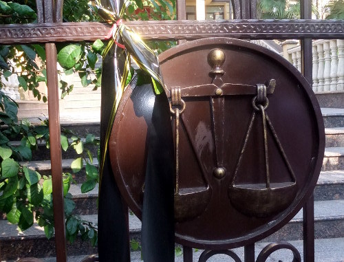 Символ правосудия на решетке ограды Центрального районного суда Сочи. 11 июля 2012 г. Фото Светланы Кравченко для "Кавказского узла"