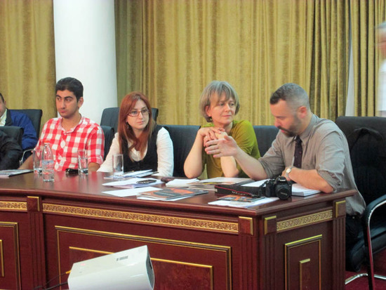 Лоуренс Бройерс и Джени Нортон отвечают на многочисленные вопросы. Лоуренс Бройерс и Джени Нортон отвечают на многочисленные вопросы.