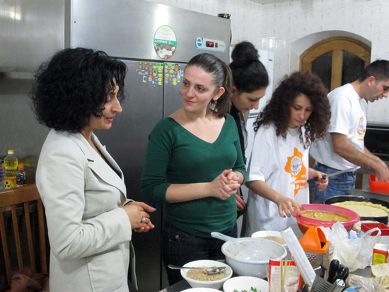 Гаяне Атанесян - замминстра культуры НКР общалась с девушками на равных...