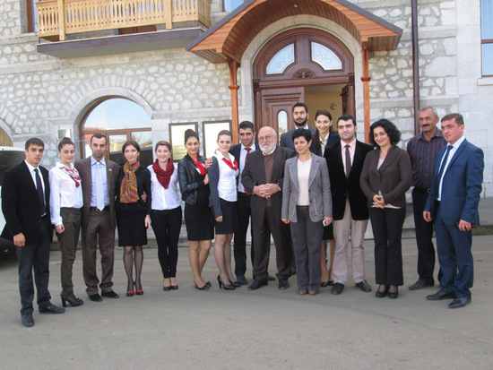 Фотография на память перед зданием министерства культуры. г.Шуши. Фотография на память перед зданием министерства культуры. г.Шуши.