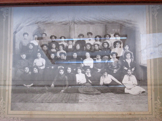 Один из выпусков женской гимназии со своими преподавателями. Один из выпусков женской гимназии со своими преподавателями.