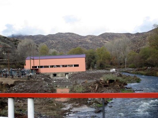 Доехав до реки Забух мы увидели недавно построенную мини ГЭС на этой реке. Доехав до реки Забух мы увидели недавно построенную мини ГЭС на этой реке.