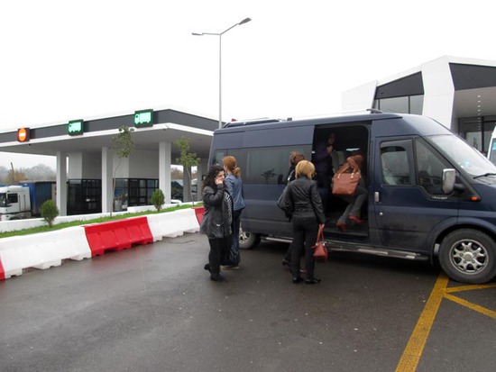 Уже на грузинской территории - прошли границу между Арменией и Грузией. Уже на грузинской территории - прошли границу между Арменией и Грузией.