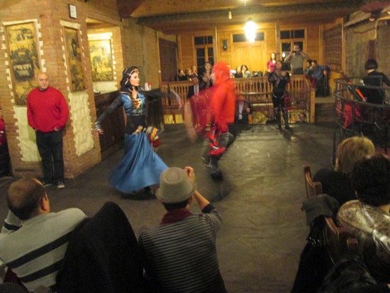 Зажигательный грузинский танец в ресторане. Зажигательный грузинский танец в ресторане.