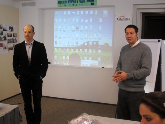 Томас Рейнолдс (справа) - директор международной организации СARE на Кавказе и Энтони Фореман – директора нашего проекта. Томас Рейнолдс (справа) - директор международной организации СARE на Кавказе и Энтони Фореман – директора нашего проекта.