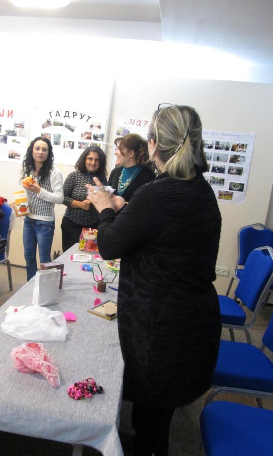 Девушки со своими сувенирами: Анна (Армения), Натия (Грузия), Асмик (Нагорный Карабах.) Девушки со своими сувенирами: Анна (Армения), Натия (Грузия), Асмик (Нагорный Карабах.)