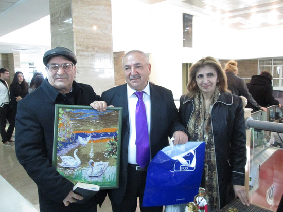 Посетители - каждый купил то, что ему понравилось. Посетители - каждый купил то, что ему понравилось.