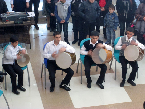 Дети из дома культуры играют на народных инструментах. Дети из дома культуры играют на народных инструментах.