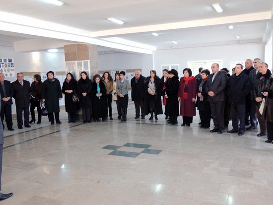 На открытии выставки: представители властей, НПО, студенты... На открытии выставки: представители властей, НПО, студенты...