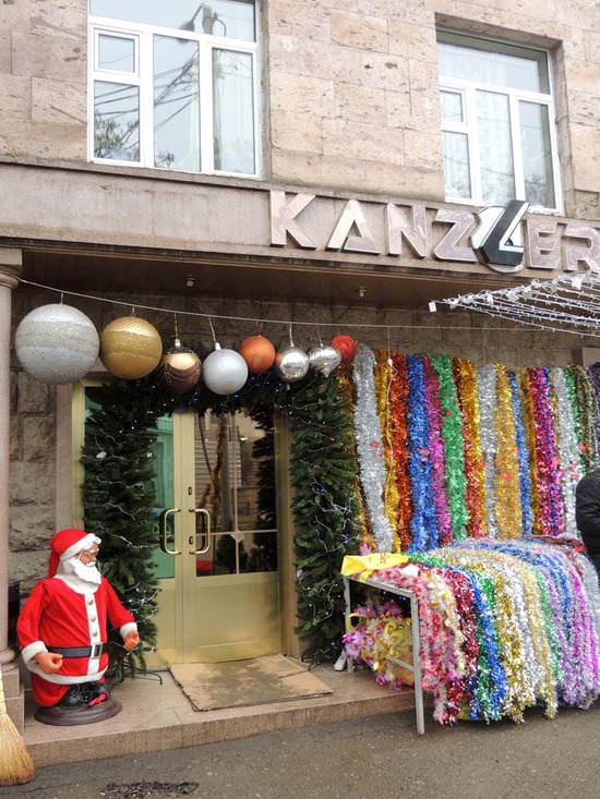 Дед Мороз, приветливо улыбаясь, приглашает посетителей. Дед Мороз, приветливо улыбаясь, приглашает посетителей.