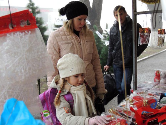 Мама с дочкой пришли выбирать игрушки. Мама с дочкой пришли выбирать игрушки.