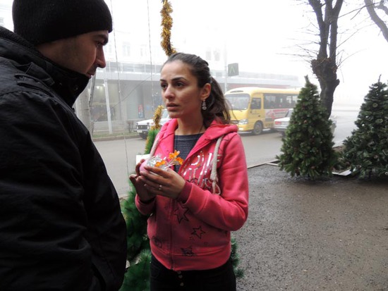 Продавцы магазина консультируются дру с другом. Продавцы магазина консультируются дру с другом.