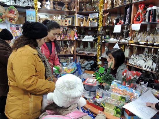 Покупатели консультируются с продавцом... Покупатели консультируются с продавцом...