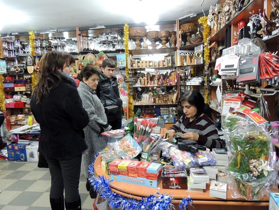 Нарине, работница магазина, отпускает клиентов, которые уже закупили игрушки для новогодней ёлки... Нарине, работница магазина, отпускает клиентов, которые уже закупили игрушки для новогодней ёлки...