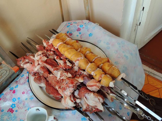 К тому времени мясо подготовил мясо и картошечку, насадил их на шампуры... К тому времени мясо подготовил мясо и картошечку, насадил их на шампуры...