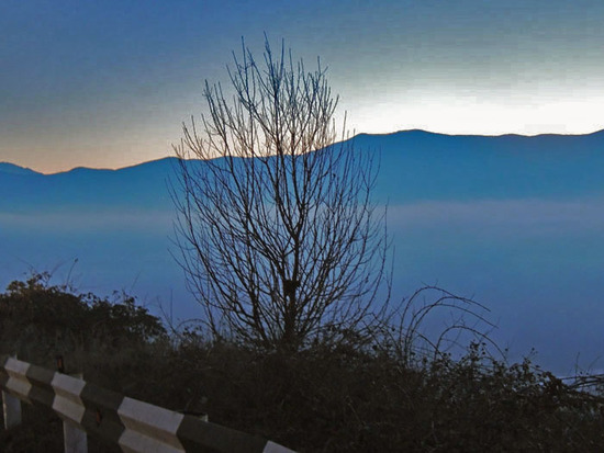 Вечер в горах. Всё вокруг причудоивое - деревья, горы, цвета... Вечер в горах. Всё вокруг причудоивое - деревья, горы, цвета...