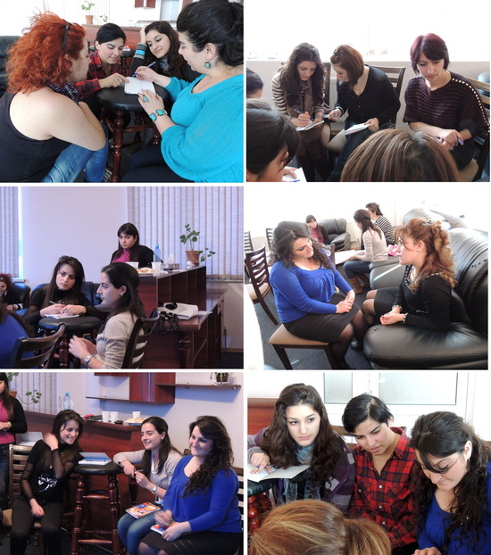 Девушки работают Девушки работают