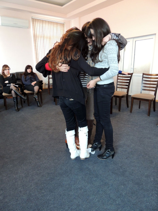 Стоя на одной ноге, девушки должны перевернуть лист бумаги... Стоя на одной ноге, девушки должны перевернуть лист бумаги...