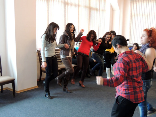 По команде, девушки должны прыгнуть на шаг вправо... По команде, девушки должны прыгнуть на шаг вправо...