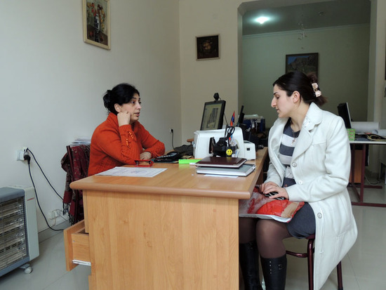 В офисе "Наш дом". Анаит с посетителем. В офисе "Наш дом". Анаит с посетителем.