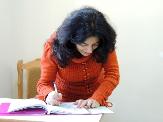 Конец урока. Анаит выставляет оценки ученикам. Конец урока. Анаит выставляет оценки ученикам.