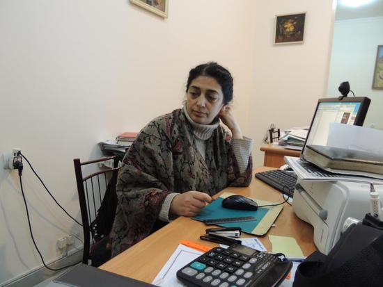 Анаит в офисе... Анаит в офисе...