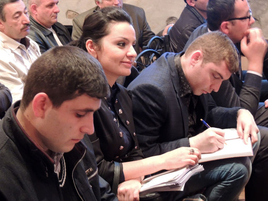 Молодые студенты делают записи. Молодые студенты делают записи.