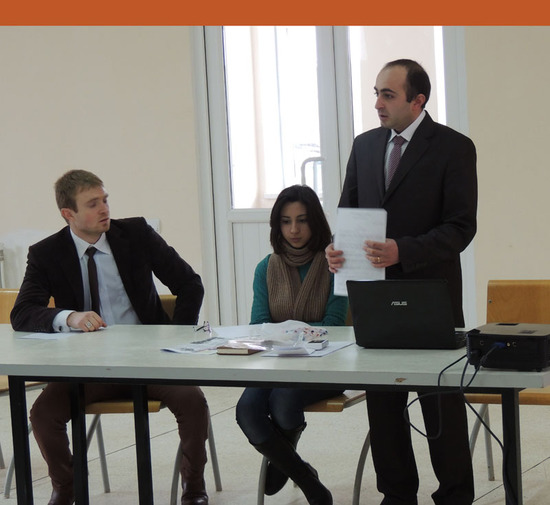 Председатель партии Айк Ханумян (крайний справа). Председатель партии Айк Ханумян (крайний справа).