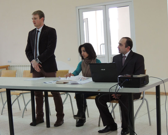 Выступает Леонид Айрапетян – один из соорганизаторов партии., слева от него Нана Шахбарян, член партии. Выступает Леонид Айрапетян – один из соорганизаторов партии., слева от него Нана Шахбарян, член партии.