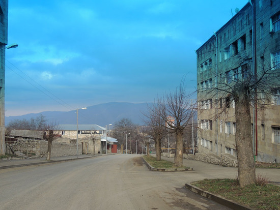 Улица спускается к автовокзалу. Улица спускается к автовокзалу.