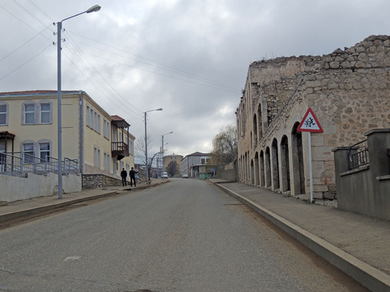 Контраст - слева новое построенное здание (музучилище), справа - развалины дома... Контраст - слева новое построенное здание (музучилище), справа - развалины дома...