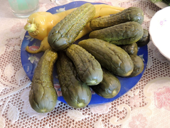 К хашу должны быть соленья. На столе всё домашнее. К хашу должны быть соленья. На столе всё домашнее.