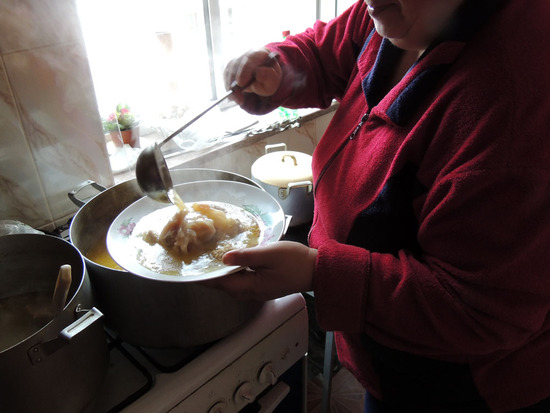 Хаш разливается по тарелкам. Хаш разливается по тарелкам.