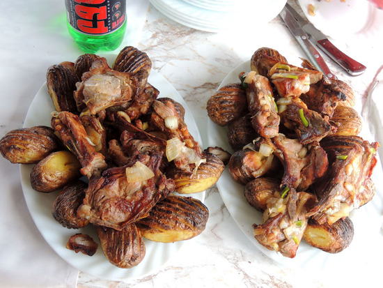 Шашлыки (свинина и картошка, приготовленные на углях). Шашлыки (свинина и картошка, приготовленные на углях).